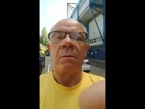 Mãe da Fome diretamente de Londres em frente ao Estádio do Chelsea