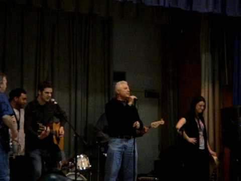 David Aranda Sr & Band singing 