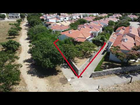 GAJAC Kuća u nizu s velikim dvorištem, 1 red do mora!