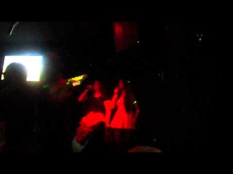 Lorena de Souza e Letícia Bazaga pagando mico