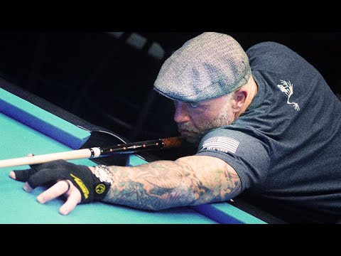 Joe Rogan plays pool