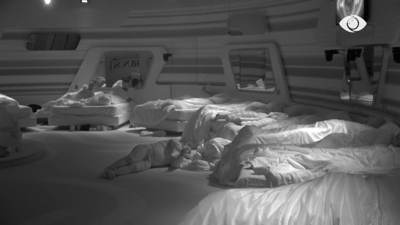 Çohu shko tek krevati/ Armiri i drejtohet Senos teksa qëndron i shtrirë përtokë