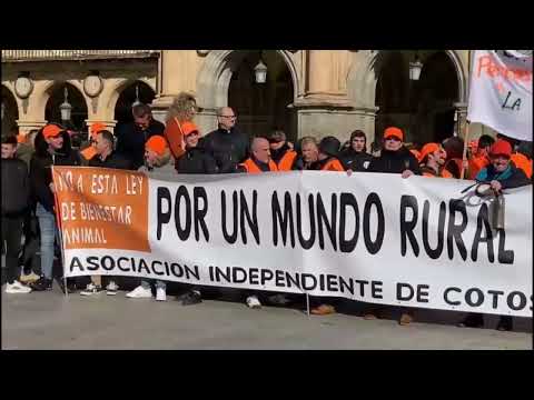 Los cazadores toman la Plaza Mayor de Salamanca para protestar contra la ley animalista