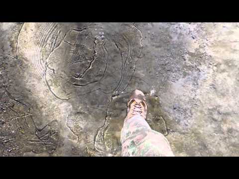 Andando sobre fina camada de gelo na margem de uma laguna em Atacama.