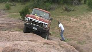 preview picture of video 'Scott Wheeling His 1978 Bronco At Katemcy Rocks'
