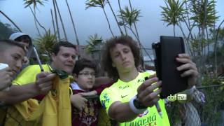 Torcedora faz música para animar a Seleção