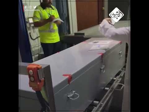 شاهد بالفيديو.. بالفيديو.. نقل نعش الشاعر الراحل كريم العراقي من مطار أبو ظبي إلى بغداد