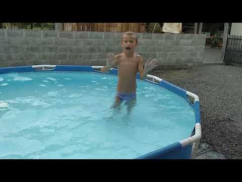 Nicolas fazendo cambalhota na piscina