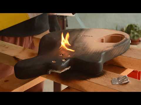 Demonstração da técnica Shou Sugi Ban para o acabamento de guitarras
