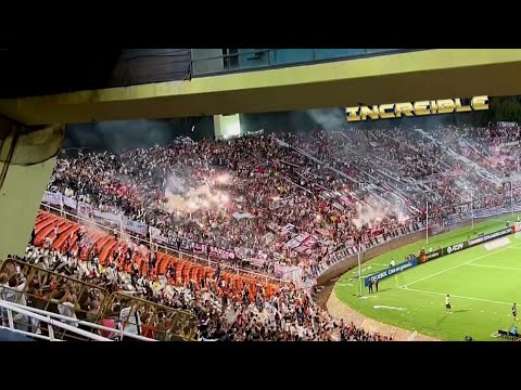 "ESPECTACULAR recibimiento Colo Colo vs Godoy Cruz" Barra: Garra Blanca &bull; Club: Colo-Colo