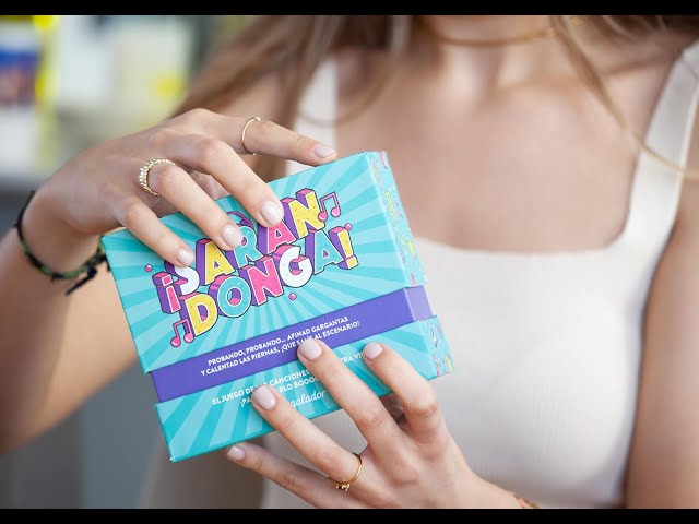 Vídeo relacionado con Juegos de Mesa de Música SARANDONGA | Juego de cartas musical de pruebas | Canta, tararea e imita | Juega en Familia y con Amigos | Una idea de Hellofun! | 4-12 Jugs. | Duración: 30 min | +14