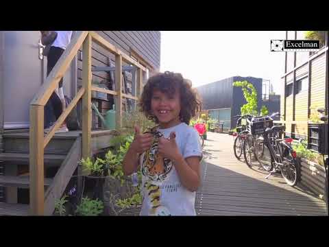 Schoonschip：スホーンスヒップ：オランダ：アムステルダムのフローティングハウス：運河の上に浮かんでいる集落ヨーロッパで最も持続可能な水上居住区：オランダコーディネーターのロケ現場からの映像