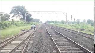 preview picture of video '1Hr late Deccan Express arriving at Neral Junction'