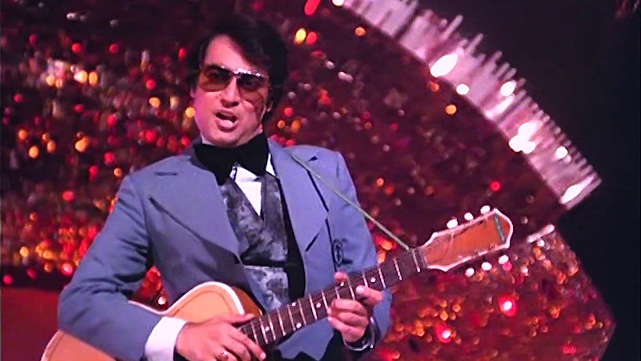 Chand Mera Dil Chandni Ho Tum Lyrics in Hindi - Hum Kisise