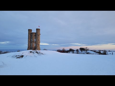 Broadway Tower (Cotswolds) at sunrise and in the snow