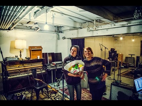 Linde At Your Service: In de girlcave van Trixie Whitley