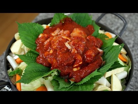 鶏肉と野菜のピリ辛焼き（ダッカルビ：닭갈비 (Spicy grilled chicken and vegetables (Dakgalbi: 닭갈비))