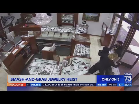 Jewelry store employees repel smash-and-grab attempt