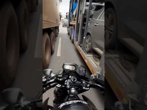 NOTÍCIA 🚨Imprudência sim ou não Corredor de moto entre 2 caminhões #bmw #motovlog Observações