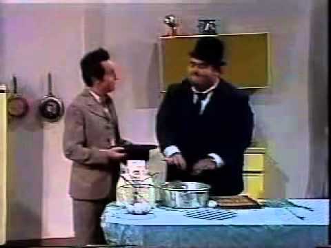 Chaves e Sr Barriga em (O Gordo e o Magro) Na Cozinha