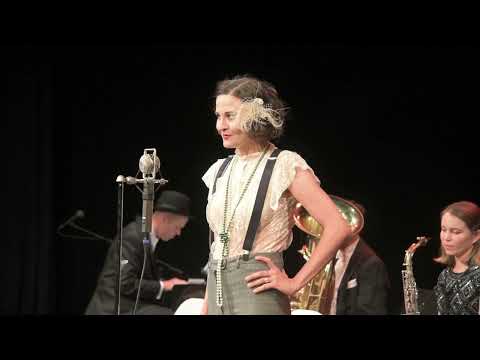 VON KOPF BIS FUSS Alexandra Broneske