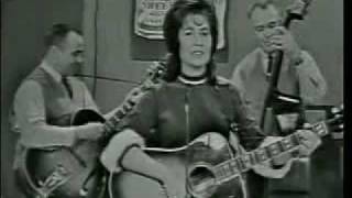 Loretta Lynn - Everybody&#39;s Somebody&#39;s Fool.flv