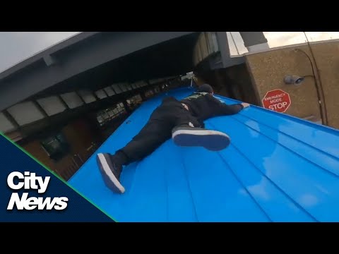 Dramatic video shows two people train surfing on Toronto's Line 3