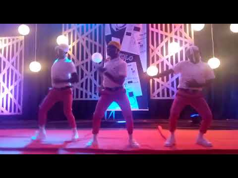 Waharabu Dancers akiwa na whozu kwa stag angalia matusi walo fany