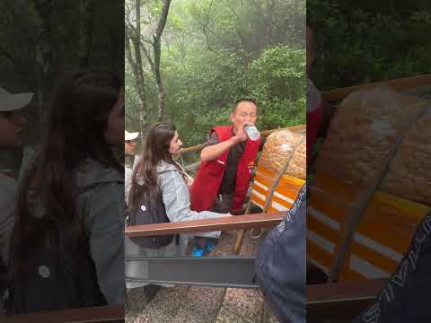 外国旅客游览黄山偶遇挑山工，主动送瓶装水还贴心帮忙拧开瓶盖。网友：善良与友爱不分国界！