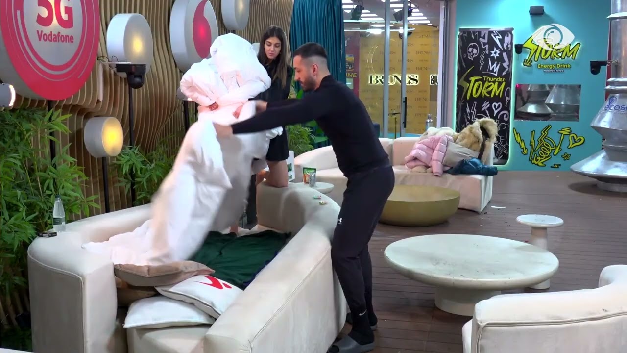 Çfarë bën dashuria për një…/ Loredana bën batuta me Jozin teksa banori rregullon vendin jashtë për gjumë