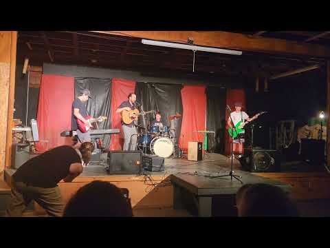 12 year olds play Beastie Boys intro + The White Stripes song