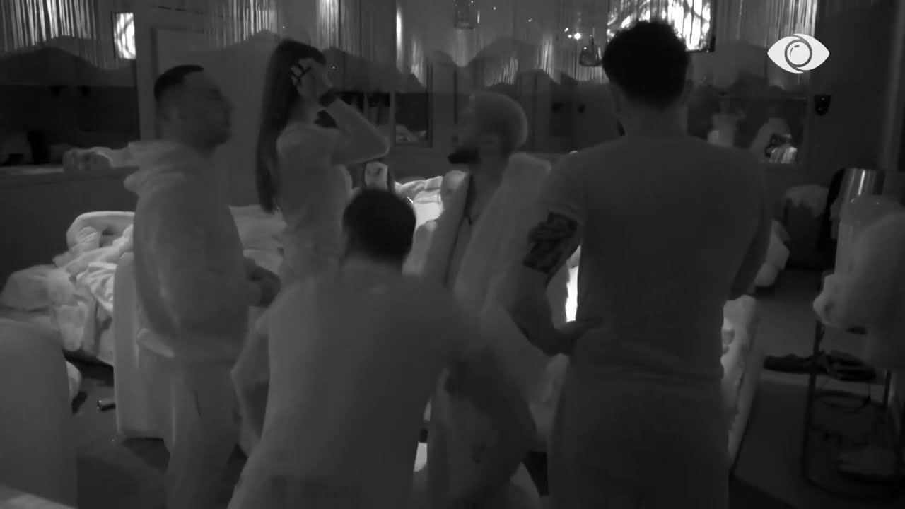 Meri rrobat e mia të gjitha/ Gerta i hedh rrobat e saj në krevatin e G Banit