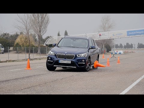 BMW X1 2015 – Maniobra de esquiva (moose test) y eslalon | km77.com