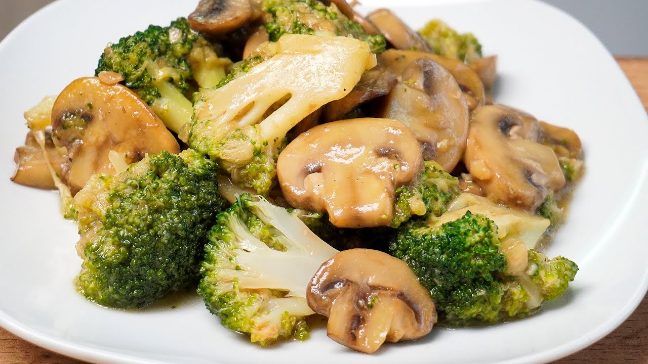 Broccoli has never been prepared so delicious! Broccoli with mushrooms in garlic sauce.