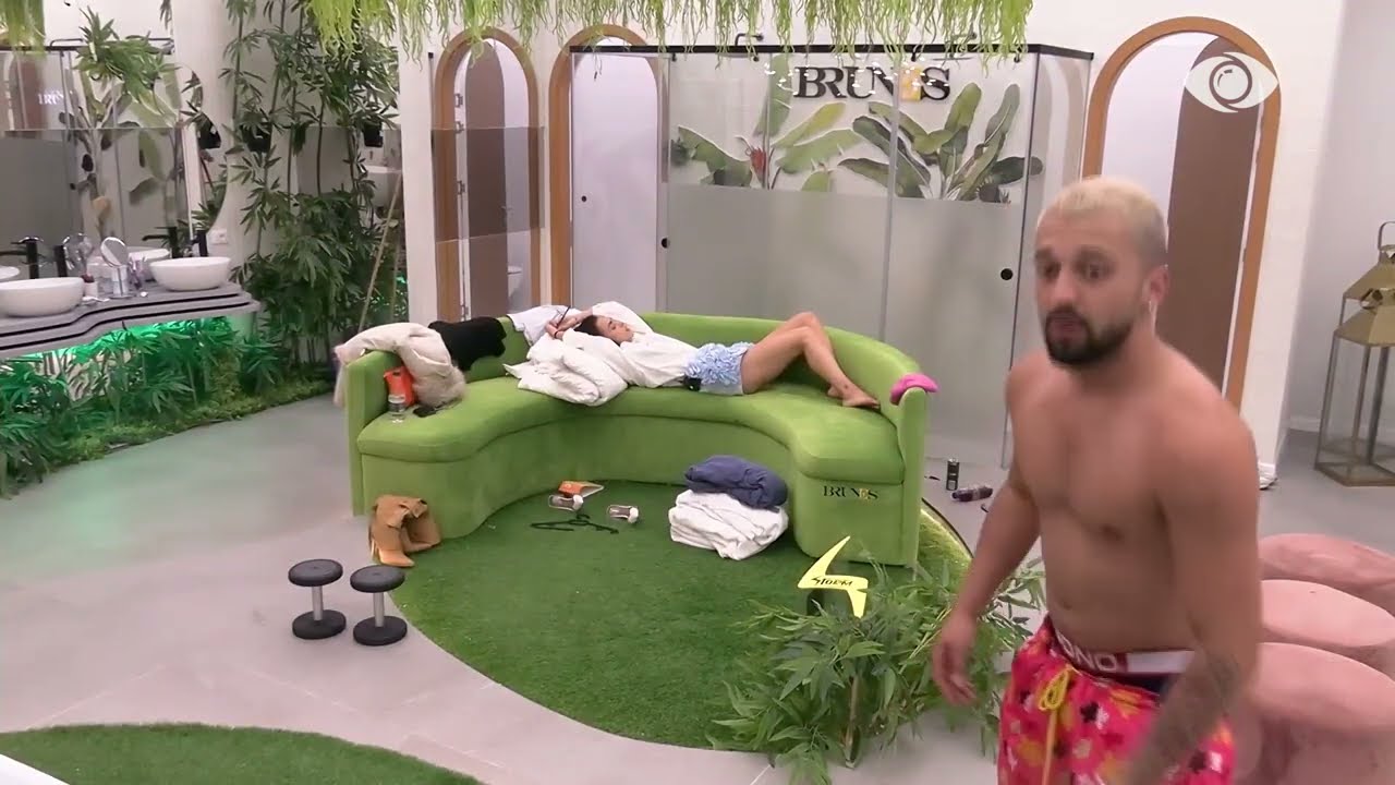 Egli e përlotur shijon ritmet e muzikës