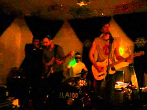 Blaidd yn perfformio Rhedeg Gyda Blaidd