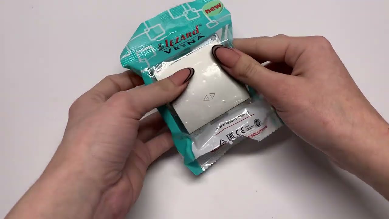 Выключатель одноклавишный промежуточный LEZARD Vesna серый 742-3588-107