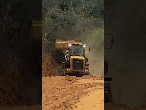 Máquina arrumando as estradas.. prefeitura de Iraquara Bahia em obras