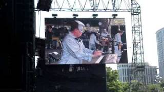 Devo - Don't Shoot (I'm a Man) @ Lollapalooza 2010