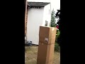 Le garçon atteint de trisomie 21 a peur d'ouvrir la boîte, puis quand il voit ce qu'il y a à l'intérieur, il est SOUS LE CHOC!!