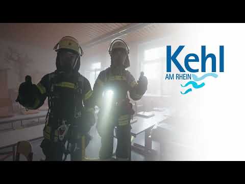 Darth Vader sein mit den Atemschutzträgern der Feuerwehr