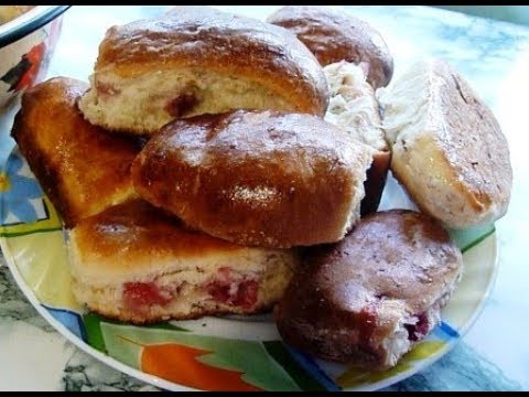 Дрожжевые пирожки с персиками и малиной