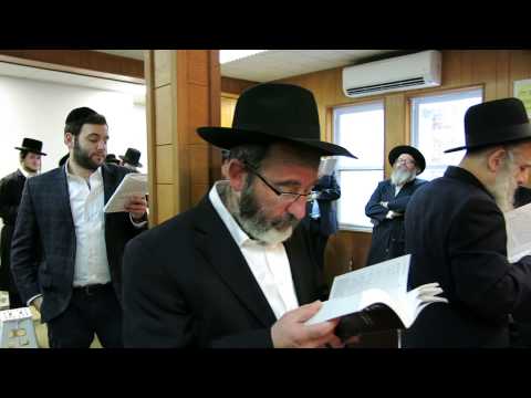 Tisha B'Av2015 with the niklesburg rebbe in the morning