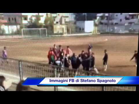 Botte a Carovigno alla fine di una partita tra 15enni