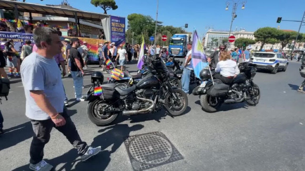 Al via il Roma Pride, il corteo sfila per le vie della Capitale con bandiere e cappelli arcobaleno