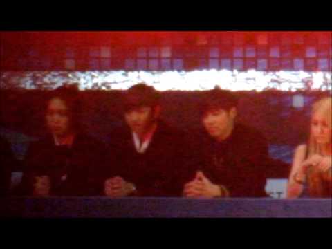 121229 TVXQ watching CNBLUE&FTISLAND 's joint stage @ SBS Gayo