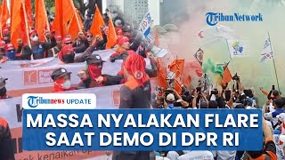 Riuh! Kawasan Gedung DPR RI Memerah, Buruh Demo Nyalakan Flare Warna-Warni hingga Bergantian Orasi