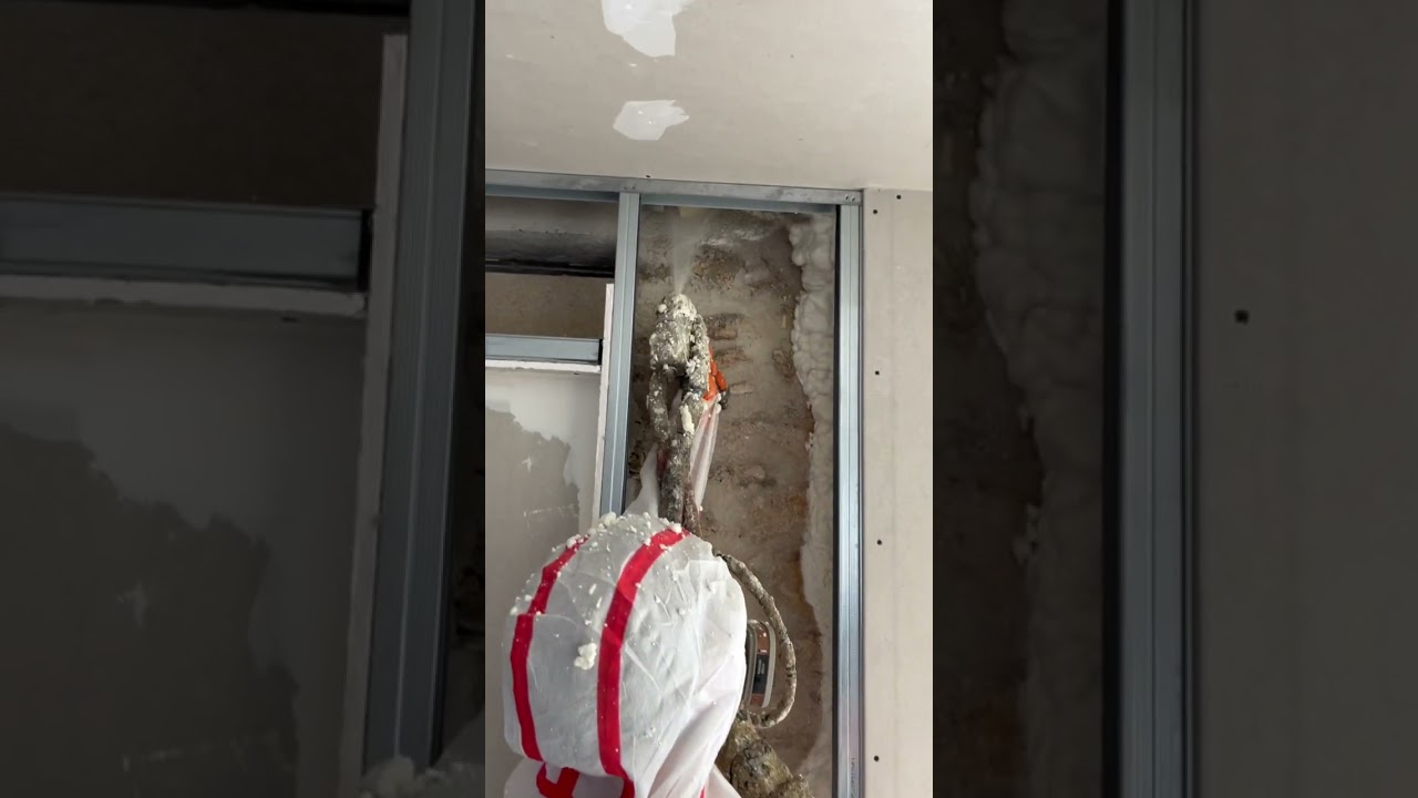 Projection de mousse polyuréthane sur un mur — chantier Covexa