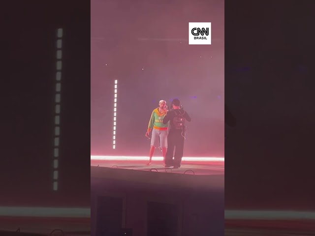 Bad Bunny usa Havaianas e moletom do Brasil em segundo show no país