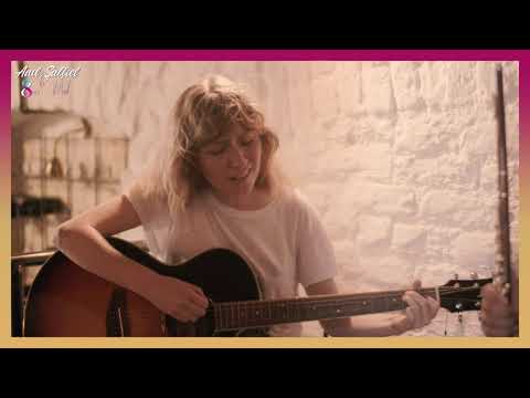 Anıl Şallıel ile 8 Soru = Müzik  #6 : Nil İpek ( Şapka Live )